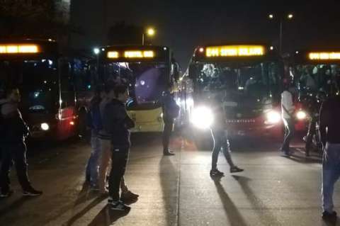 Usuarios protagonizan disturbios en estaciones de Transmilenio