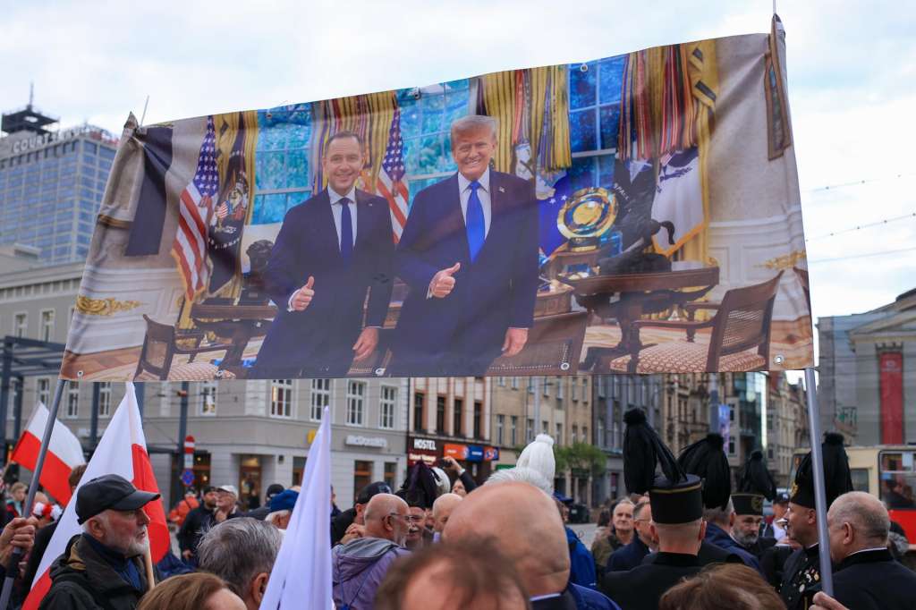Katowice (Poland), 29/05/2025.- Supporters of the 2025 presidential election candidate Karol Nawrocki hold banner with a picture from a meeting between US President Donald Trump and Nawrocki during an election campaign event in Katowice, Poland, 29 May 2025. Nawrockiwill face Rafal Trzaskowski in the second round of Poland's presidential runoff scheduled for 01 June, after neither candidate secured more than 50 percent of the vote in the first round on 18 May. (Elecciones, Polonia) EFE/EPA/JAREK PRASZKIEWICZ POLAND OUT