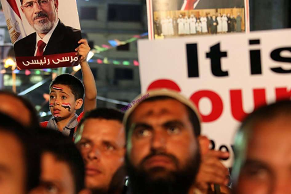 Pese a las amenazas del gobierno, miles de egipcios siguen protestando por el retorno del depuesto presidente Mohamed Mursi. / EFE