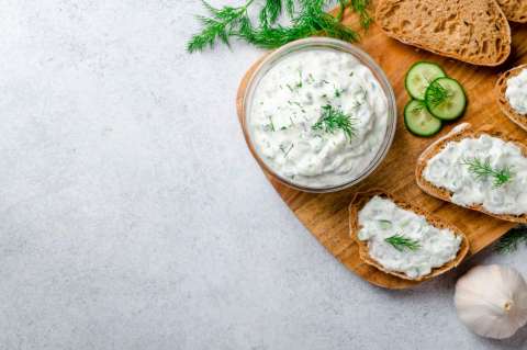 Receta saludable: 3 salsas con yogurt griego para tus aderezos
