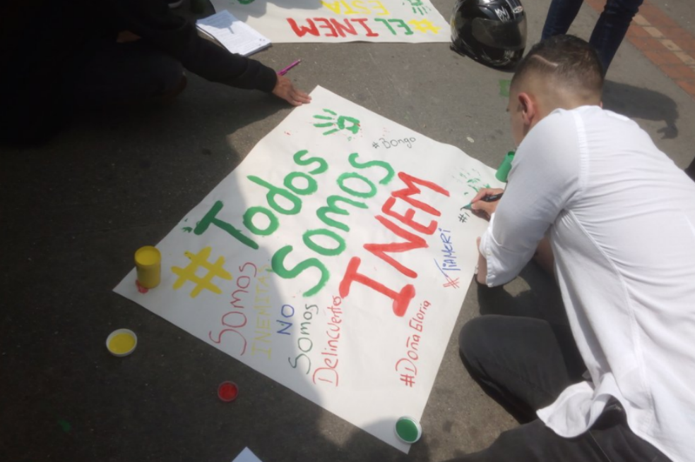 Con pancartas de apoyo y una manifestación a través de redes sociales, estudiantes y egresados del colegio INEM, apoyaron a la institución tras las críticas. / Captura de pantalla de Twitter