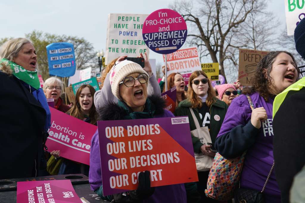 Washington Dc (United States), 26/03/2024.- Pro-choice protesters rally outside of the US Supreme Court, during a hearing to restrict an FDA-approved medication, in Washington DC, USA, 26 March 2024. The US Supreme Court is hearing oral arguments on the restriction of the drug Mifepristone, which combined with another drug can be used for abortions. (Protestas) EFE/EPA/WILL OLIVER