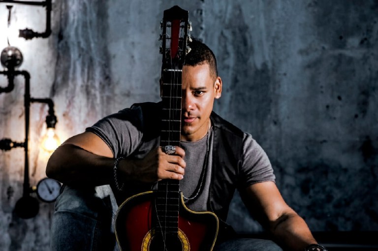 Yuri Toro se reinventa en la salsa