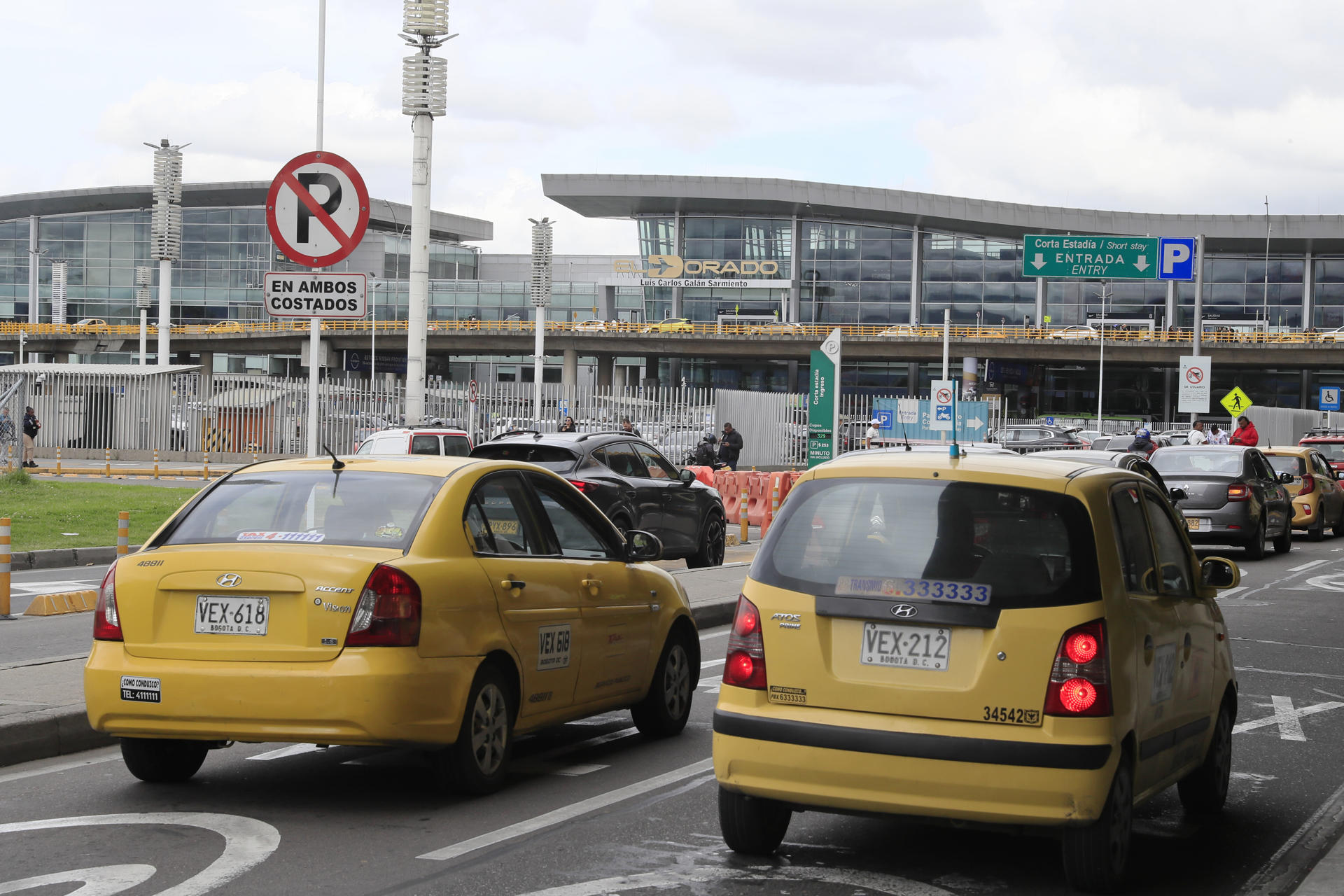 AME1603. BOGOTÁ (COLOMBIA), 09/04/2026.- Fotografía que muestra taxis este jueves, en uno de los parqueaderos del Aeropuerto El Dorado, en Bogotá (Colombia). Los taxistas que trabajan en la terminal aérea de la capital colombiana cumplen su segundo día de protestas en rechazo a lo que consideran competencia desleal por parte de la empresa a la que pertenecen, que estaría promoviendo el uso de vehículos de servicio especial dentro del aeropuerto en detrimento de su actividad. EFE/ Carlos Ortega