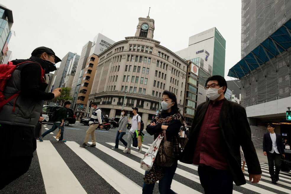 Los científicos creen que quizás la decisión acelerada del gobierno de Japón de cerrar los colegios y suspender eventos masivos influyó en el control de la propagación del virus SARS-CoV-2. / AFP