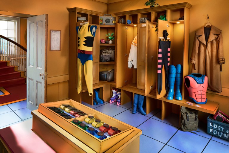Y pasar la noche en la habitación de la anfitriona Júbilo, sacada de los años 90, en la habitación de Wolverine inspirada en la serie, en el laboratorio de Bestia o en el dormitorio de los nuevos reclutas.