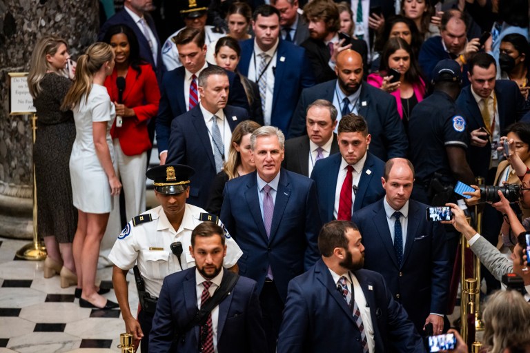 McCarthy: así fue la caída del “moderado” que subestimó a los republicanos radicales