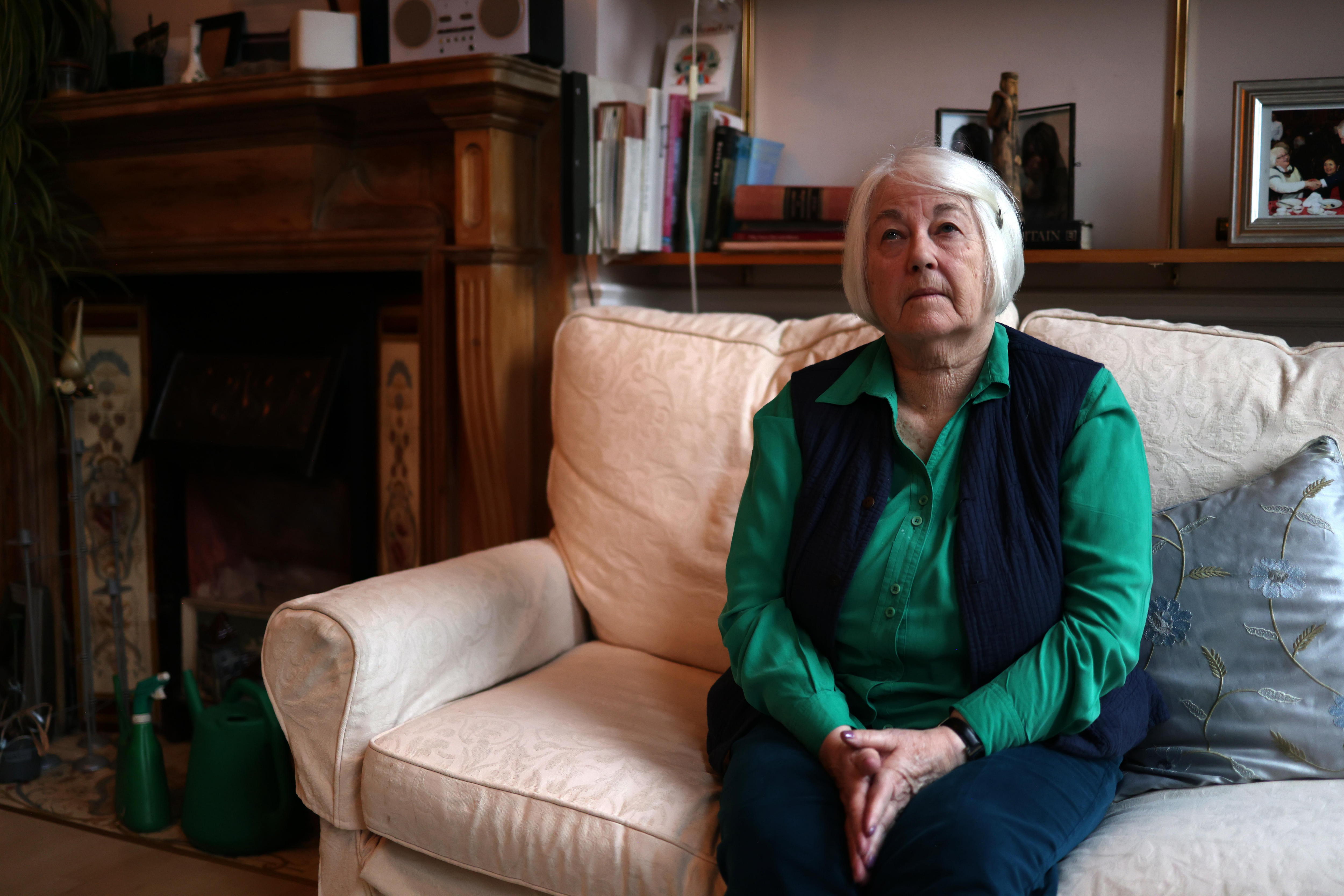 London (United Kingdom), 11/12/2024.- Holocaust survivor Joan Salter poses for a portrait in her home in north London, Britain, 15 January 2025. The 27th of January marks Holocaust Memorial Day. 2025 is the 80th anniversary of the liberation of the Auschwitz-Birkenau concentration camp. The Holocaust, known in Hebrew as the Shoah, was the systematic genocide of six million Jews by Nazi Germany between 1941 and 1945. Two-thirds of Europe's Jewish population were killed by mass shootings and poison gas in extermination camps. Joan Salter escaped being rounded up for a work camp by being smuggled in a laundry basket in the back of a truck. She escaped and was transported to the US and adopted by a family. They never told her of her past until she was sent to live with her parents, who have become strangers to her. The family suffered from trauma for the rest of their lives. (Alemania, Reino Unido, Londres) EFE/EPA/NEIL HALL ATTENTION: This Image is part of a PHOTO SET