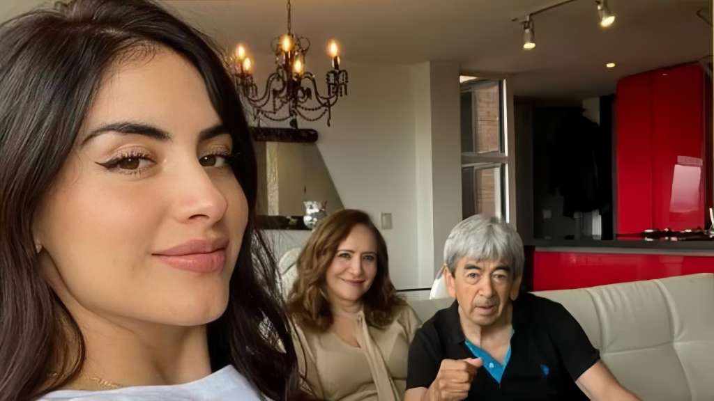 Jessica Cediel junto a Luz Virginia Silva y Alfonso Cediel, sus padres.