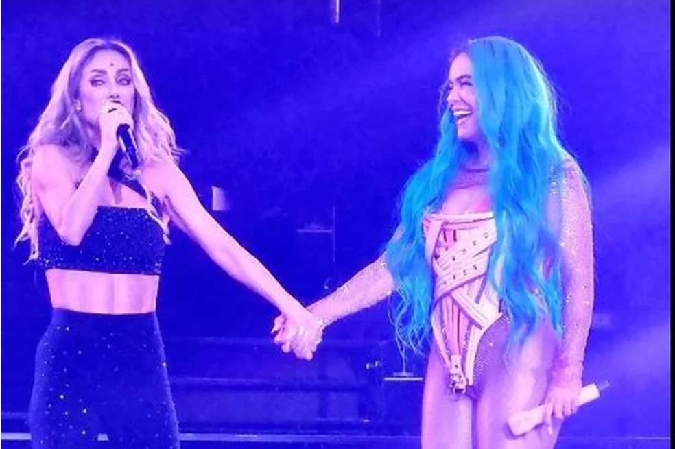 La colombiana sorprendió a sus fanáticos al presentar en su show a Anahí, exintegrante de la agrupación RBD y quien llevaba 11 años alejada de los escenarios.