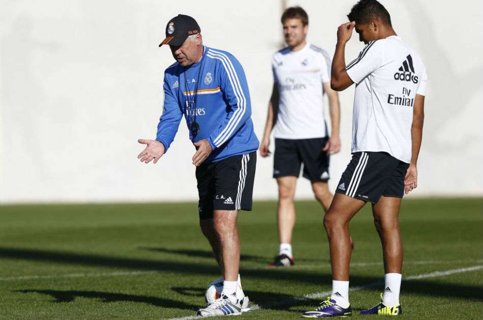 Carlo Ancelotti con Xabi Alonso y Gareth Bale