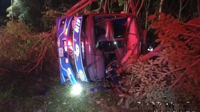Accidente en vía Ibagué-Bogotá: volcamiento de bus deja tres muertos y varios heridos