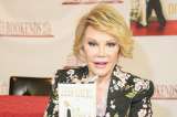 Presentadora Joan Rivers sigue en "estado crítico" e "inconsciente"