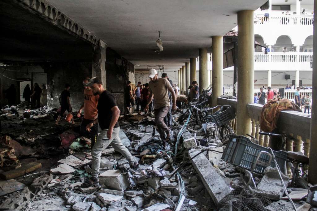 Gaza (--), 10/08/2024.- Palestinians inspect the damage following an Israeli strike on the Al-Taba'een school in the Daraj Tuffah neighborhood of Gaza, 10 August 2024. At least 93 people were killed in the strike, said the director of Al-Ahli Hospital in Gaza City. According to the Israel Defense Forces (IDF) the strike was carried out against a Hamas 'control center embedded in the Al-Taba'een school, adjacent to a mosque in Daraj Tuffah, which serves as a shelter for the residents of Gaza City'. More than 39,600 Palestinians and over 1,400 Israelis have been killed, according to the Palestinian Health Ministry and the Israel Defense Forces (IDF), since Hamas militants launched an attack against Israel from the Gaza Strip on 07 October 2023, and the Israeli operations in Gaza and the West Bank which followed it. EFE/EPA/MAHMOUD ZAKI