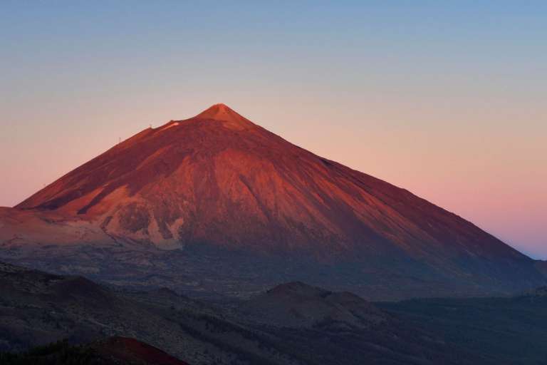 Tenerife y su emblemático Parque Nacional del Teide

En España también existen amaneceres de película. Puede que, por ello, Hollywood haya elegido a la isla de Tenerife para aparecer en numerosas cintas americanas. Fast and Furious 6, Furia de Titanes, Jason Bourne o Rambo: Last Blood son algunos de los largometrajes que se han rodado en la mayor de las Islas Canarias. El Teide es protagonista indiscutible de algunas de sus escenas.

Precisamente en este volcán se puede contemplar uno de los amaneceres más impresionantes del mundo. Para disfrutar de este momento, es recomendable pasar la noche en el Parque Nacional del Teide en uno de sus alojamientos o conducir muy temprano hasta alguno de sus miradores más famosos, como el de La Tarta o el de Chipeque.