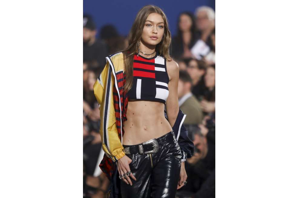 Gigi Hadid en pasarela / AFP