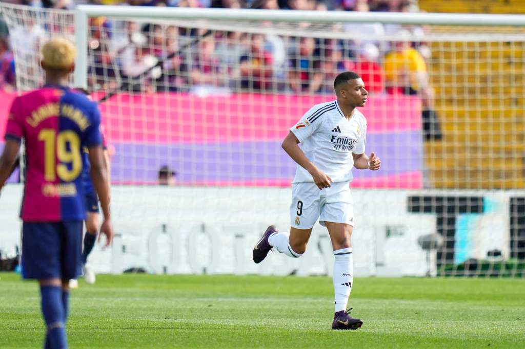 BARCELONA, 11/05/2025.- El delantero del Real Madrid Kylian Mbappé celebra su tercer gol contra el Barcelona, durante el partido de la jornada 35 de LaLiga EA Sports entre el Barcelona y el Real Madrid, este domingo en el Estadi Olímpic Lluís Companys.- EFE/ Siu Wu