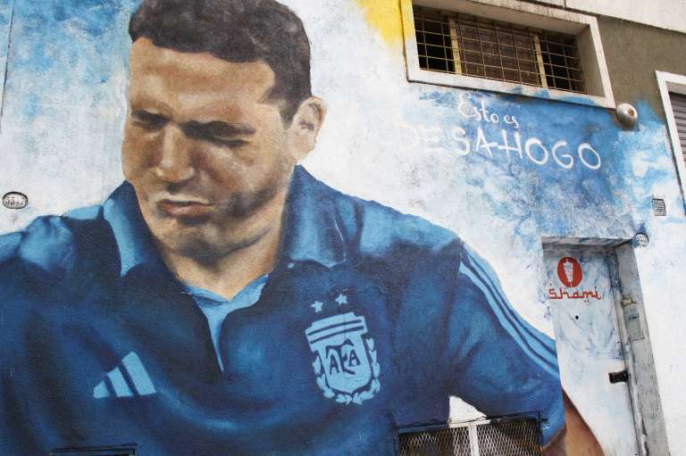 Pero el fútbol aquí también es política, economía y arte. Y los murales de Palermo lo confirman: en uno, Maradona aparece ascendiendo al cielo rodeado de ángeles, mientras en otro, Scaloni fue captado dando su grito de desahogo.