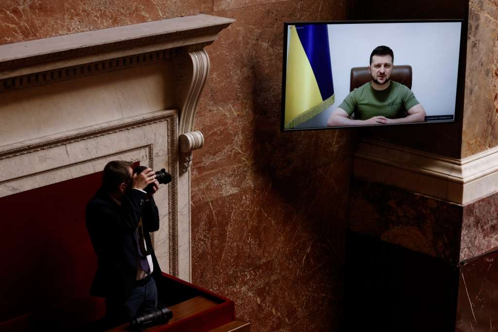 Paris (France), 23/03/2022.- Ukrainian President Volodymyr Zelensky (on screen) addresses French representatives during a video conference at the Nation Assembly in Paris, France, 23 March 2022. (Francia, Rusia, Ucrania) EFE/EPA/YOAN VALAT