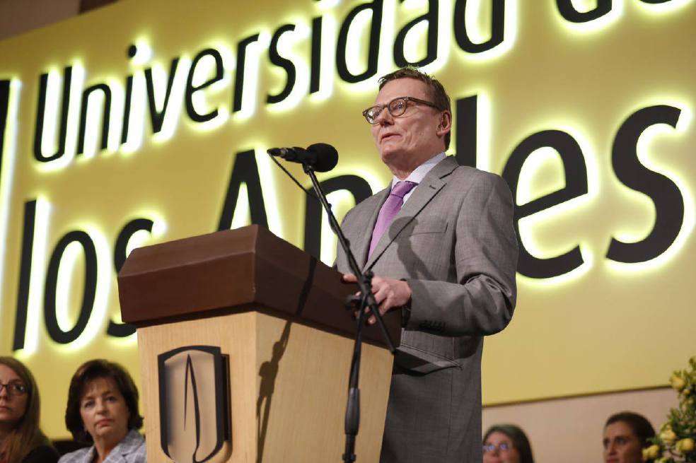 Profesor James Robinson durante su discurso en la Universidad de los Andes. / /Cortesía Dirección de Posicionamiento Universidad de los Andes