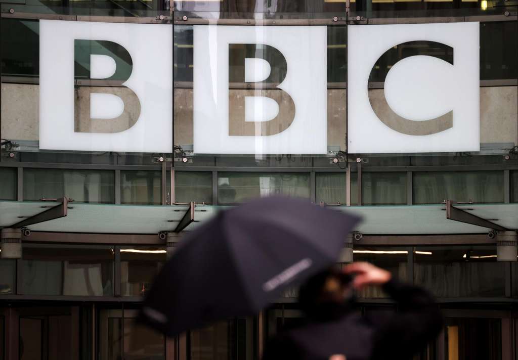 FOTODELDÍA LONDRES (Reino Unido), 10/11/2025. - Vista de la sede de la BBC en Londres, Reino Unido, este lunes. El director general de la BBC, Tim Davie, y la jefa de informativos de la BBC, Deborah Turness, han dimitido de sus respectivos cargos tras las acusaciones de parcialidad «grave y sistémica» en la cobertura de la cadena sobre Donald Trump y Gaza. EFE/ Andy Rain
