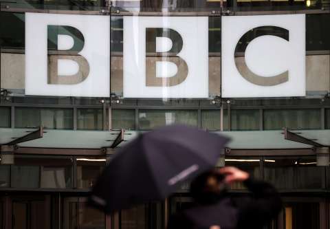 Escándalo en la BBC: renuncias tras manipulación de un discurso de Trump