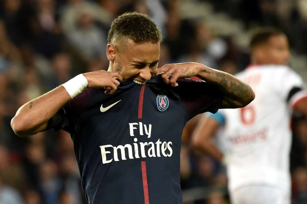 El brasilero Neymar se convirtió en el fichaje más caro de la historia, al pasar del Barcelona al París Saint Germain por 222 millones de euros. / EFE