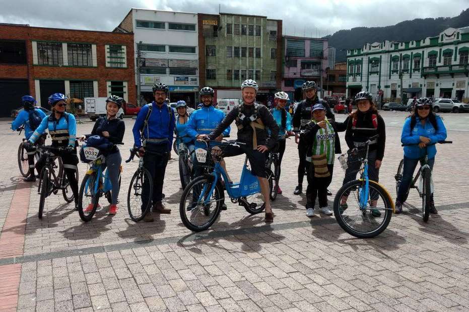 Steven Fleming junto con los funcionarios de la Secretaría de Movilidad, recorriendo el sur de Bogotá. / Distrito