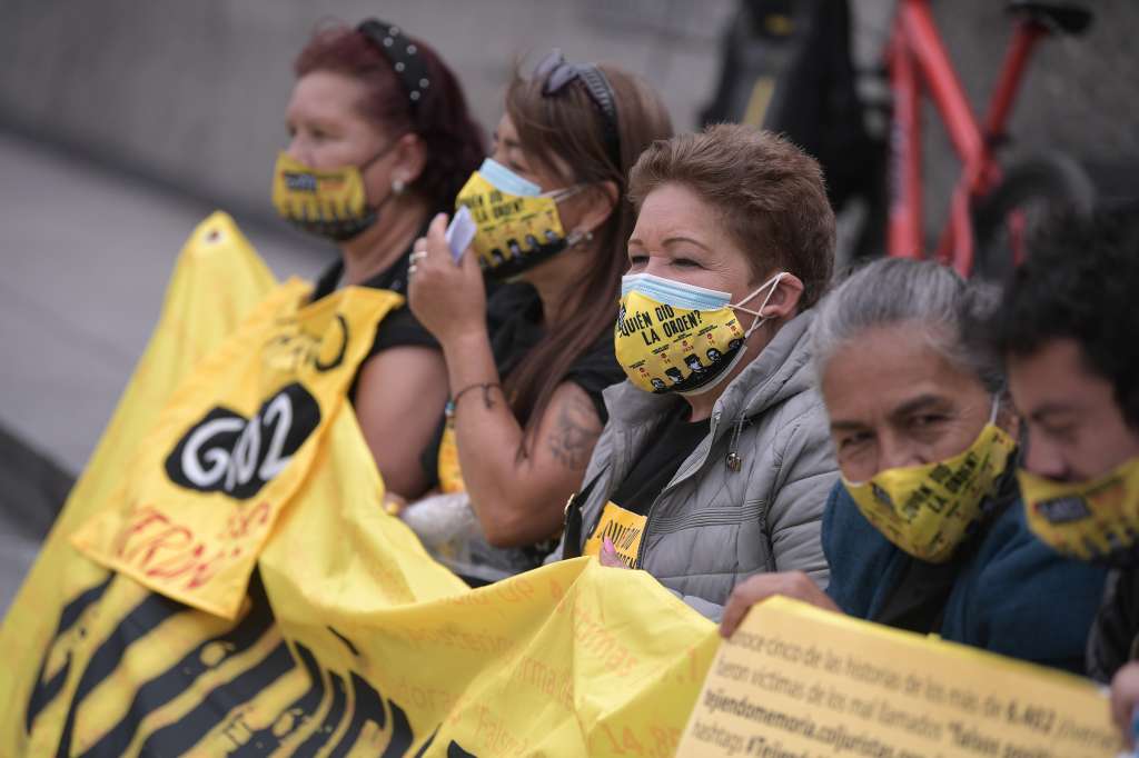 Las madres de falsos positivos (Mafapo) se hicieron presente a las afueras de la Fiscalía y Tribunales de Bogotá y Cundinamarca, en la imputación contra el general (r) Mario Montoya por falsos positivos. Las víctimas esperan que los militares implicados reciban la misma acción que Montoya en el macrocaso que adelanta la JEP por las ejecuciones extrajudiciales.