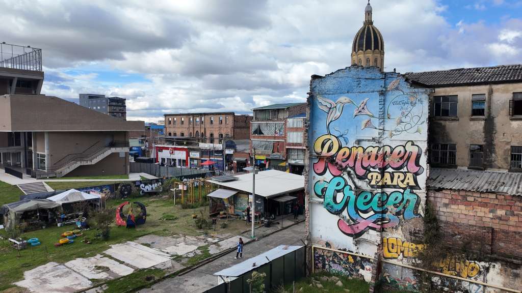 El Bronx Distrito Creativo se desarrolla en dos fases. En la primera se entregarán la plazoleta sobre la avenida Caracas, la Facultad de Medicina restaurada y espacios destinados a la circulación y comercialización de emprendimientos. Estos espacios también permitirán presentaciones de artes vivas, música, teatro y exposiciones.