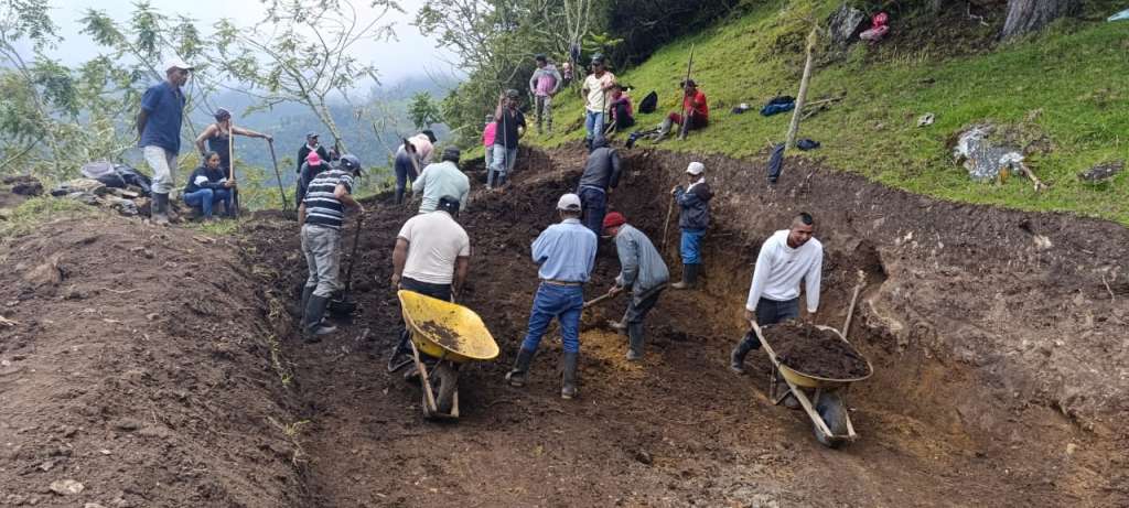 Comunidad trabajando en construcción de solución de agua.
