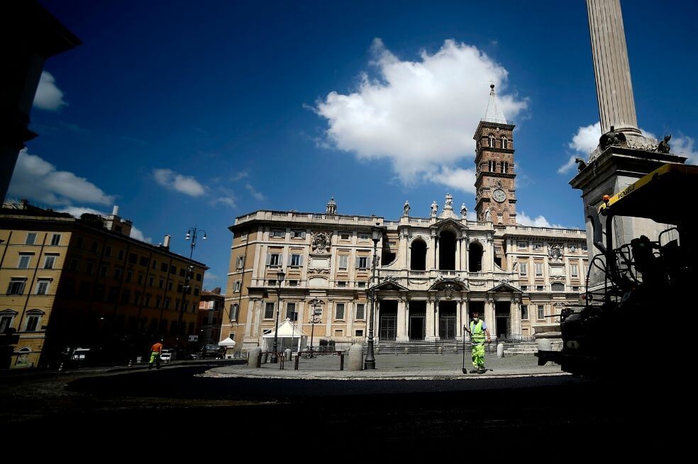 Un empleado municipal trabaja fuera de la Basílica de Santa María la Mayor en Roma el 27 de abril de 2020 durante el cierre del país destinado a frenar la propagación del virus COVID-19. / AFP