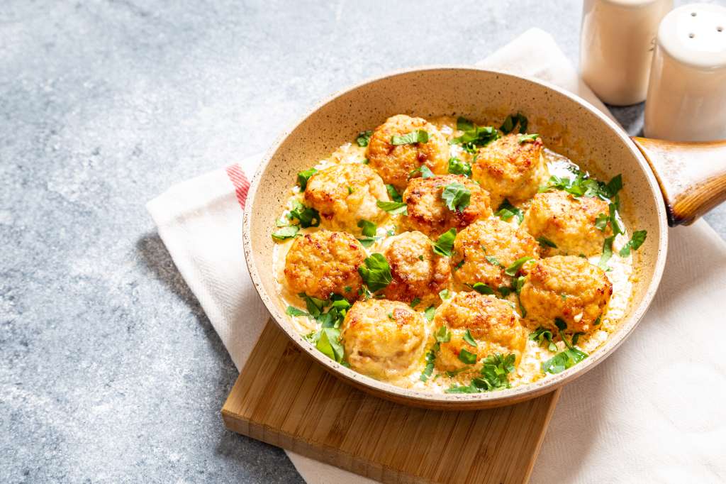 Albóndigas de pollo rellenas de queso y jamón
