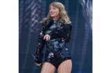 Taylor Swift se queda atrapada (de nuevo) sobre un escenario volador
