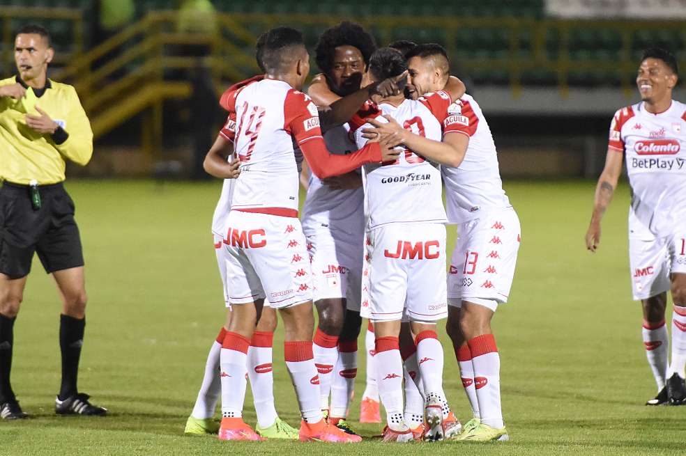 Carlos Sánchez celebra el gol que abrió el marcador en el partido entre Santa Fe y Patriotas.