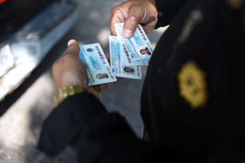México otorga brazaletes humanitarios a caravana de migrantes centroamericanos