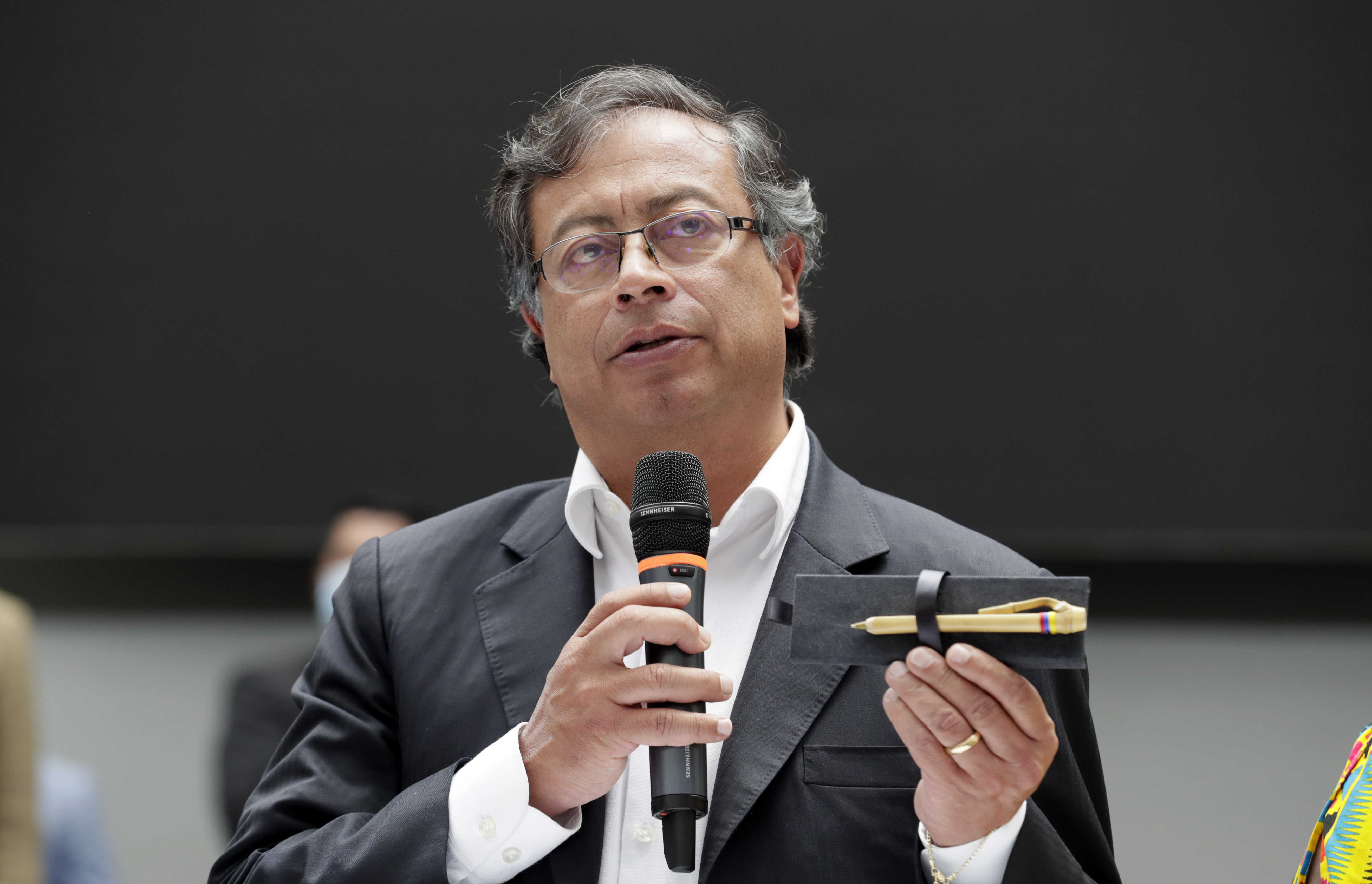 BOG200. BOGOTÁ (COLOMBIA), 25/03/2022.- El aspirante presidencial de la izquierda colombiana, Gustavo Petro sostiene un bolígrafo que le dio su compañera de fórmula, la líder social afrocolombiana Francia Márquez, durante la inscripción de su candidatura este viernes en la Registraduría Nacional en Bogotá (Colombia). EFE/ Carlos Ortega