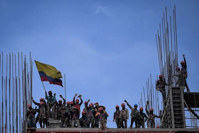 Un grupo de obreros arenga durante el Paro Nacional de 2019.
