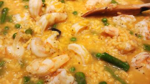 Receta para preparar arroz meloso con langostinos, espárragos y alverjitas