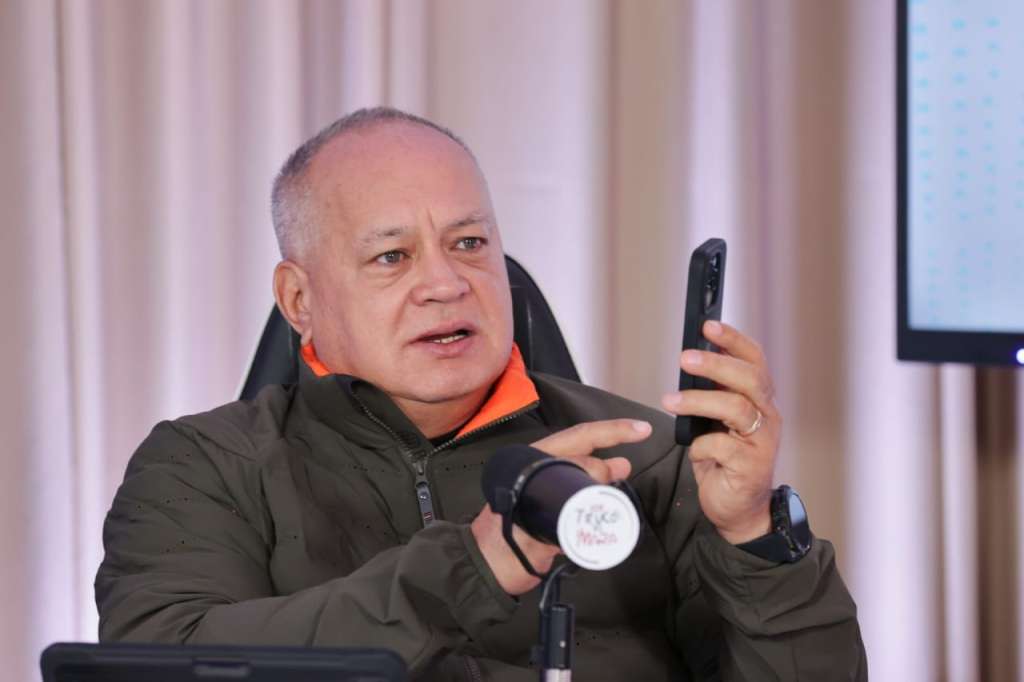 CARACAS (VENEZUELA), 09/05/2025.- Fotografía cedida por Prensa del Ministerio de Interior, Justicia y Paz, donde se observa al ministro de esa cartera, Diosdado Cabello, hablando en un programa de radio este viernes en Caracas (Venezuela). Cabello dijo que el Gobierno del presidente colombiano, Gustavo Petro, promueve el cultivo de coca y marihuana en el país andino, cuya "única industria" -expresó- es el narcotráfico. EFE/ Prensa del Ministerio de Interior, Justicia y Paz/SOLO USO EDITORIAL/NO VENTAS/SOLO DISPONIBLE PARA ILUSTRAR LA NOTICIA QUE ACOMPAÑA/CRÉDITO OBLIGATORIO
