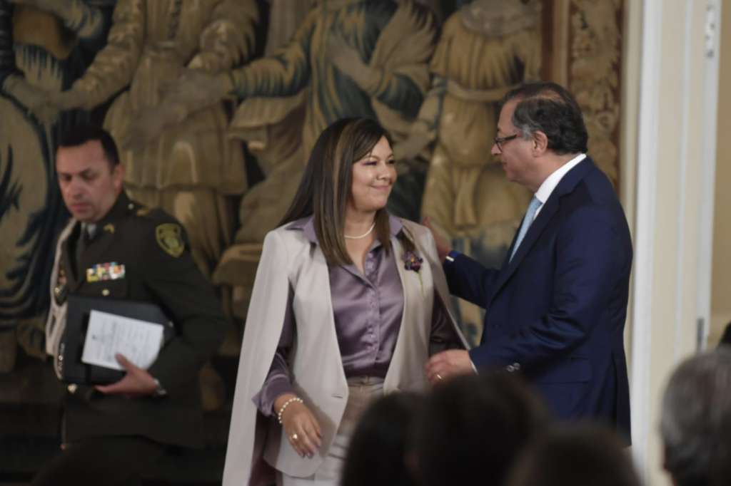 El presidente Gustavo Petro la posesionó este viernes en la Casa de Nariño en un acto que representa el fin oficial de la administración de Francisco Barbosa. Camargo llega al búnker con al menos tres nombres confirmados que la acompañarán en su gestión.