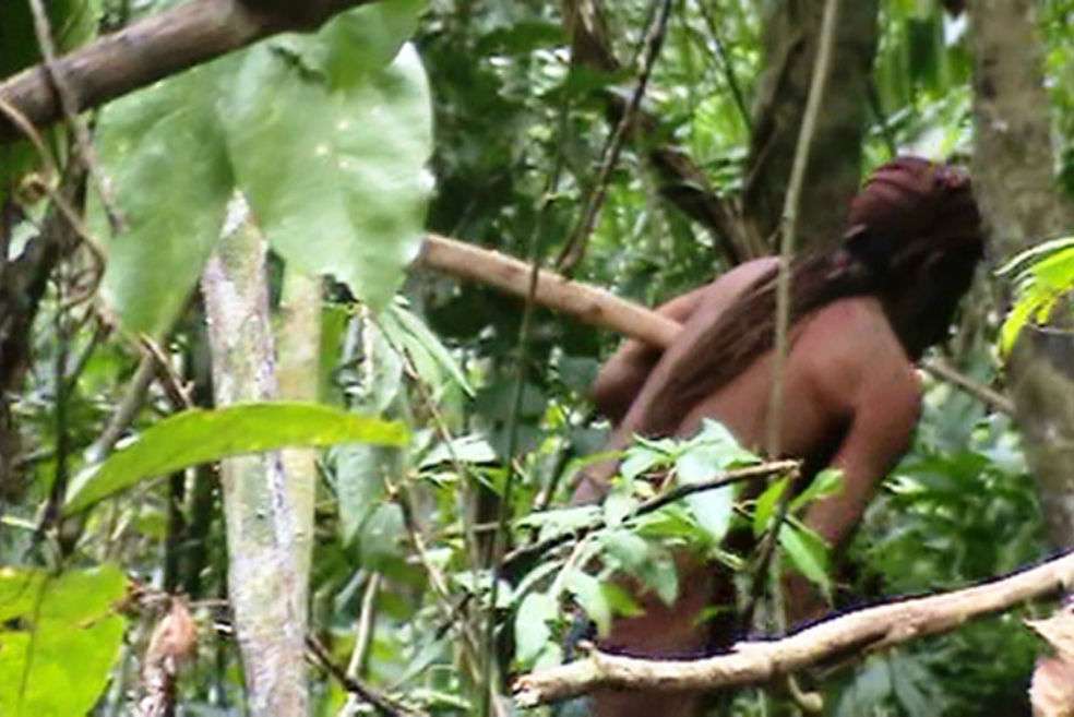 Muy pocas imagenes se conocen del "indígena del hoyo", a pesar de que las autoridades indígenas lo vigilan y cuidan, sin contactarlo, desde hace 10 años. / Funai