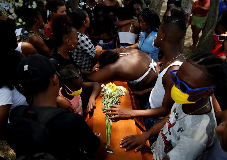 Familiares y amigos lloraron a los cinco niños y adolescentes que fueron masacrados en Llano Verde, Cali, el pasado 11 de agosto. Esta sería la segunda masacre en el Valle del Cauca en lo corrido del 2020. EFE/ Ernesto Guzmán Jr.
