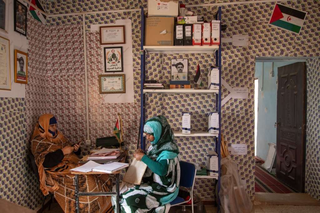 Mama Isa (melfa verde) en su trabajo en la daira Lemsid. Campamentos de refugiados saharauis, Tinduf, Argelia.