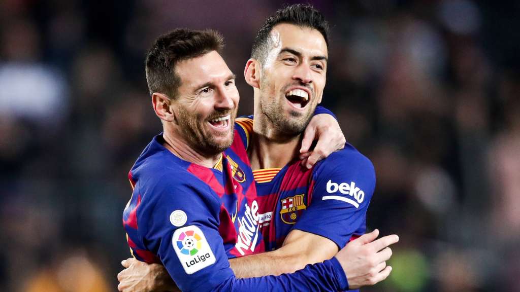 Lionel Messi (i) y Sergio Busquets jugaron juntos en Barcelona por más de 10 años.