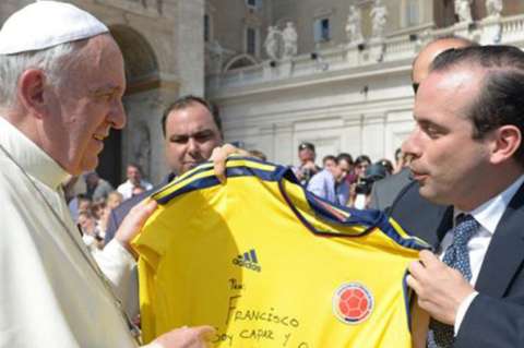 Papa Francisco recibió la camiseta de la selección Colombia