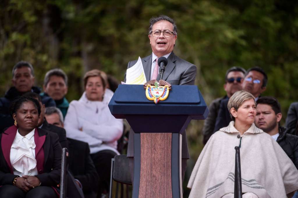 El presidente de la República lee su discurso del primer año de gobierno este 7 de agosto de 2023 desde el Puente de Boyacá.