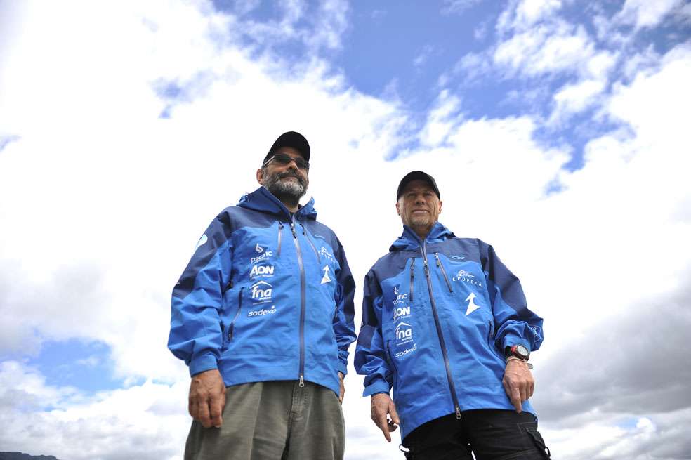 Juan Pablo Ruiz y Nelson Cardona, horas después de regresar a Colombia, aun con la fatiga de su expedición en Alaska. / Gustavo Torrijos