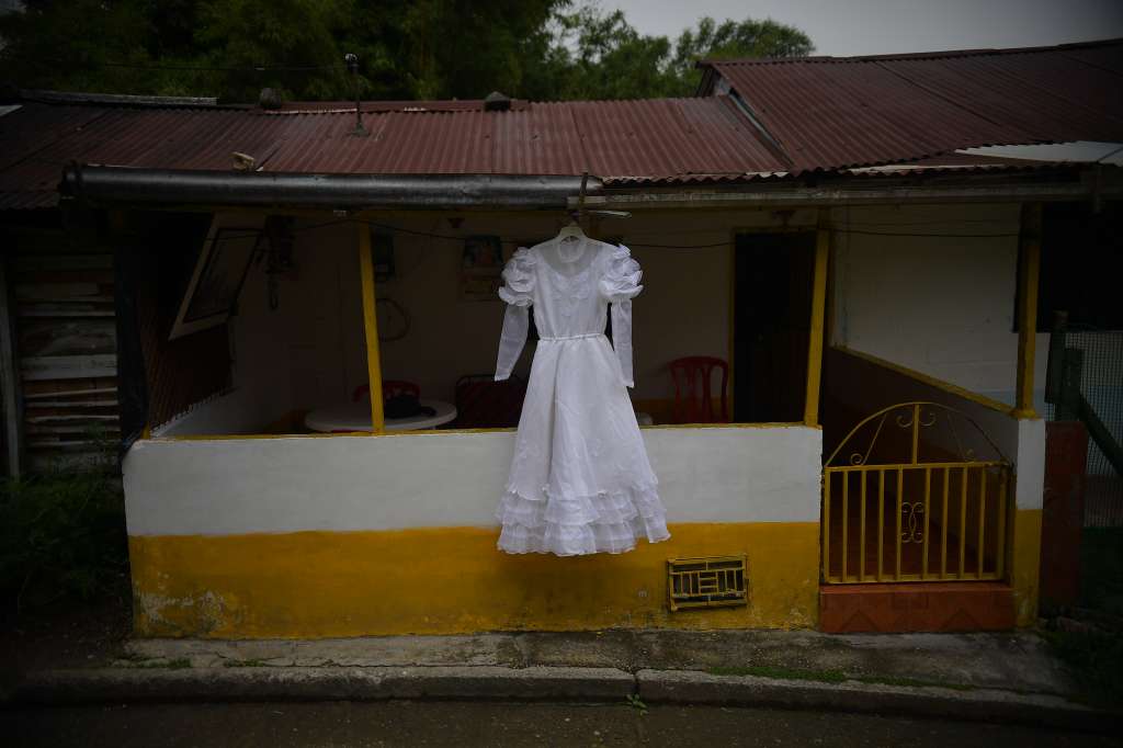 Isaura lleva 22 años guardando el vestido de novia que usó Bebsabet. Cree que su hija fue desaparecida por paramilitares en 2006.