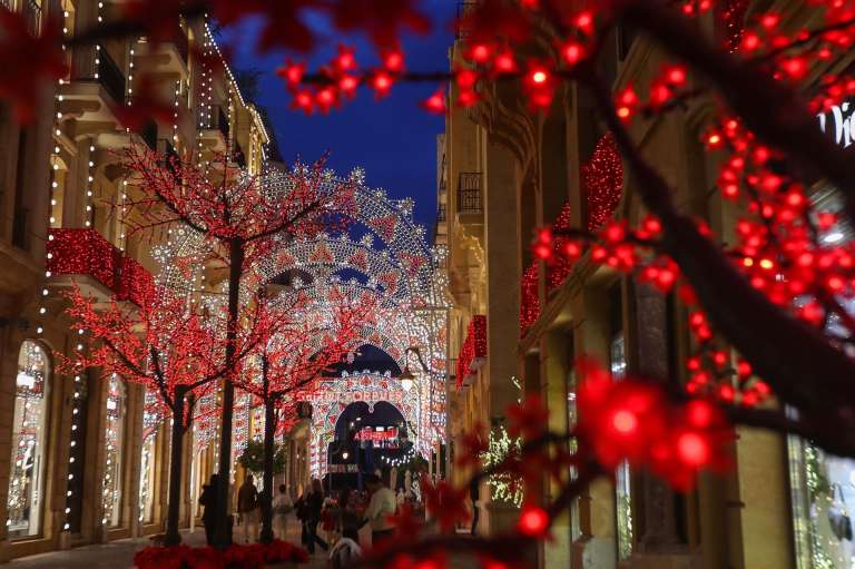 BEIRUT (Lebanon), 10/12/2025.- People view seasonal illuminations on display to celebrate the upcoming Christmas and New Year holidays at Beirut Souks in downtown Beirut, Lebanon, 10 December 2025. (Líbano) EFE/EPA/WAEL HAMZEH